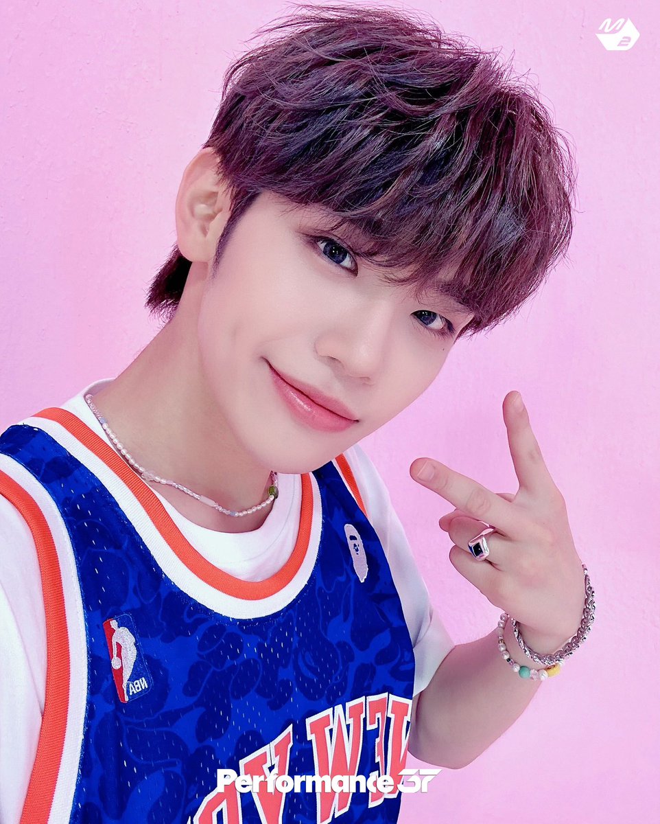 M2MPD's tweet photo. 다양한 앵글로 본 '뉴 키즈 온 더 블럭' 퍼포처럼
보는 재미가 있는 제베원 셀카 좀 잡수실?ㅎㅎㅎ

[Performance37] ZEROBASEONE 'New Kidz on the Block'
▶ https://t.co/r7WO7quD8e

#Performance37 #ZEROBASEONE #NewKidzontheBlock
#제로베이스원 @ZB1_official https://t.co/4tQCLnURhh