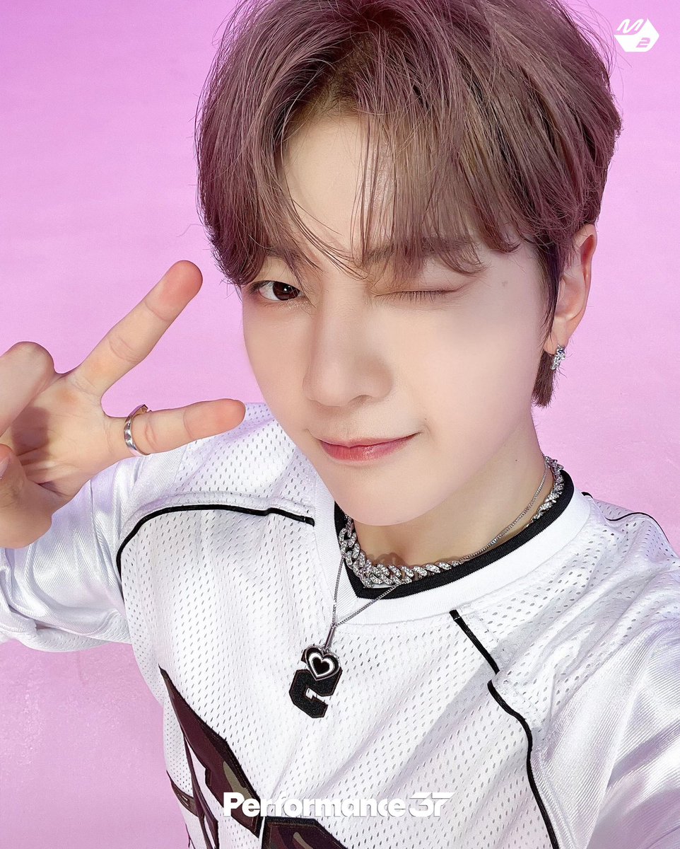 M2MPD's tweet photo. 다양한 앵글로 본 '뉴 키즈 온 더 블럭' 퍼포처럼
보는 재미가 있는 제베원 셀카 좀 잡수실?ㅎㅎㅎ

[Performance37] ZEROBASEONE 'New Kidz on the Block'
▶ https://t.co/r7WO7quD8e

#Performance37 #ZEROBASEONE #NewKidzontheBlock
#제로베이스원 @ZB1_official https://t.co/4tQCLnURhh