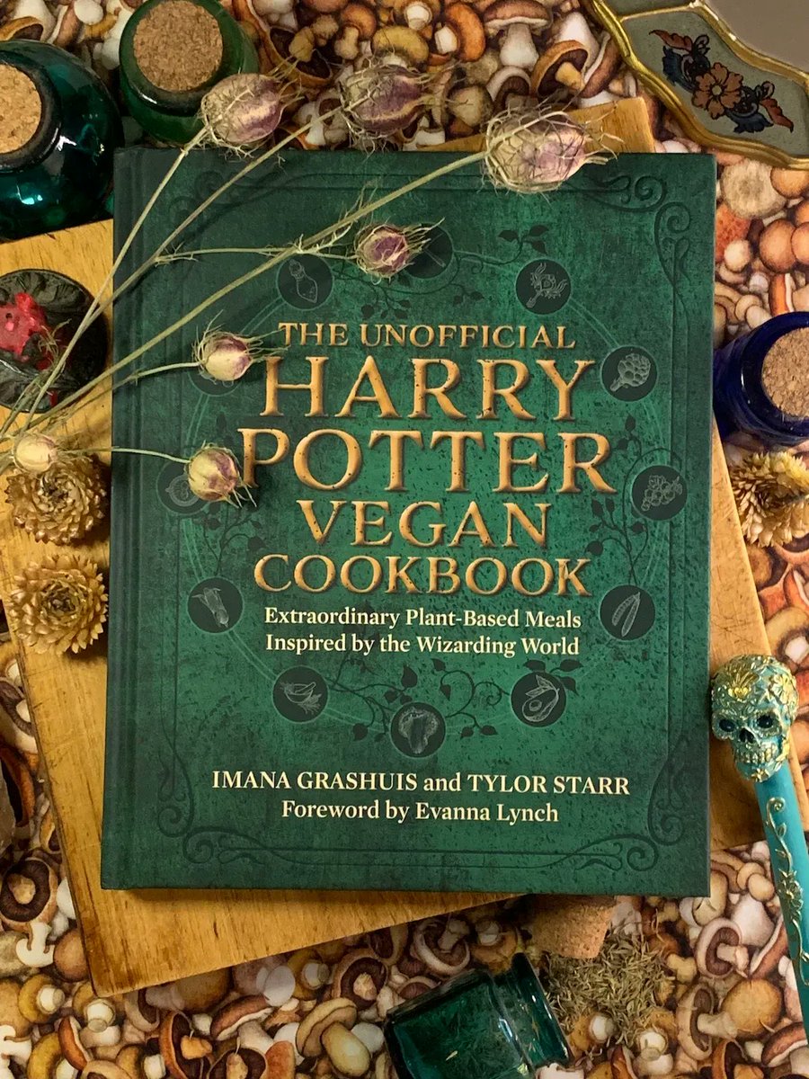 MuggleNet's tweet photo. Experience your favorite #WizardingWorld treats in a new way with @ProtegoFDN and @tylorstarr's “The #Unofficial Harry Potter #Vegan Cookbook." 🌱

Purchase your copy today:
https://t.co/L5egg1JBh7

#Cookbook #HarryPotter #FantasticBeasts https://t.co/DkhEhGiWT1