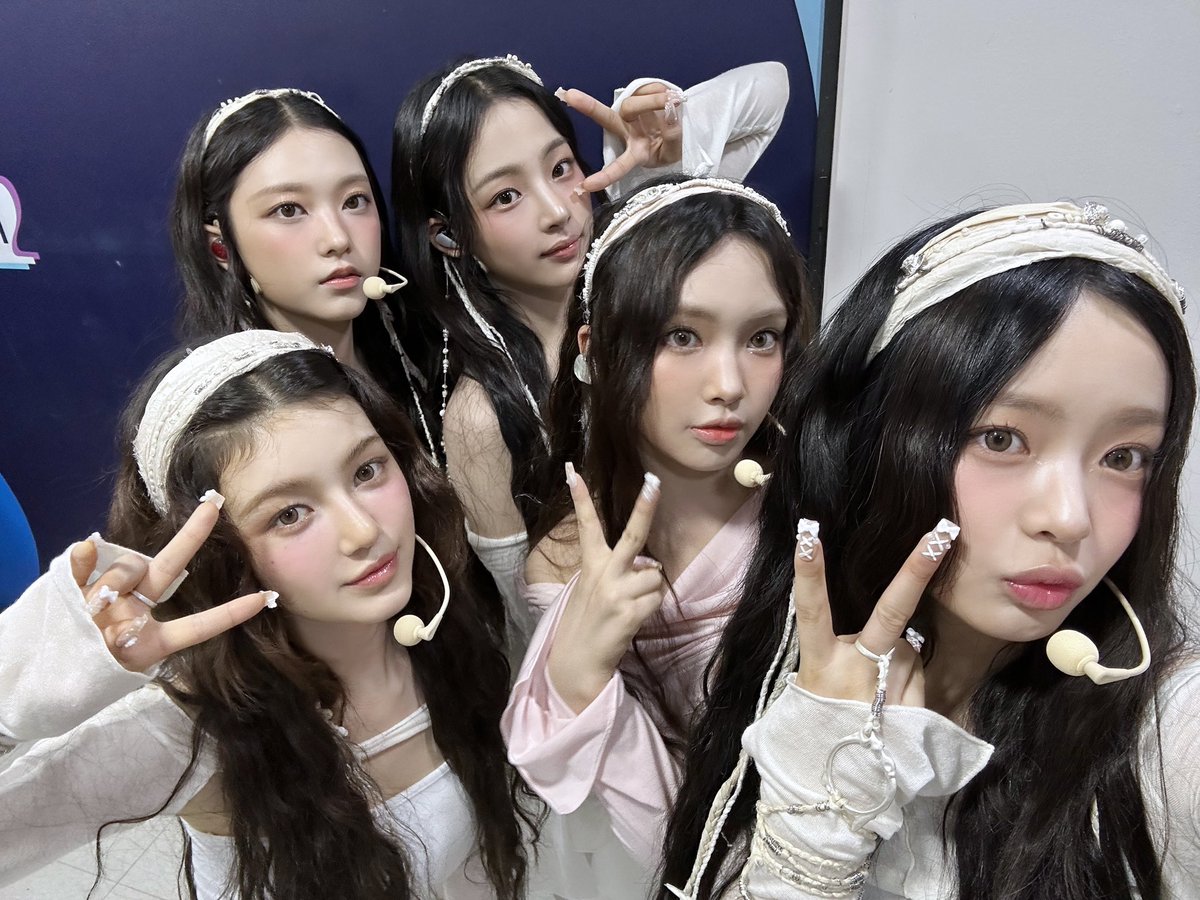 youtu.be/7ZoPe5Rb7i0 𖤐⭒๋࣭ ⭑Selain “ETA”, kami juga menampilkan lagu lain, “Cool With You” hari ini di Inkigayo. 🕊🏹🤍 Dengan dua suasana yang berbeda di antara dua lagu yang kami tampilkan hari ini, lagu mana yang menjadi favoritmu?