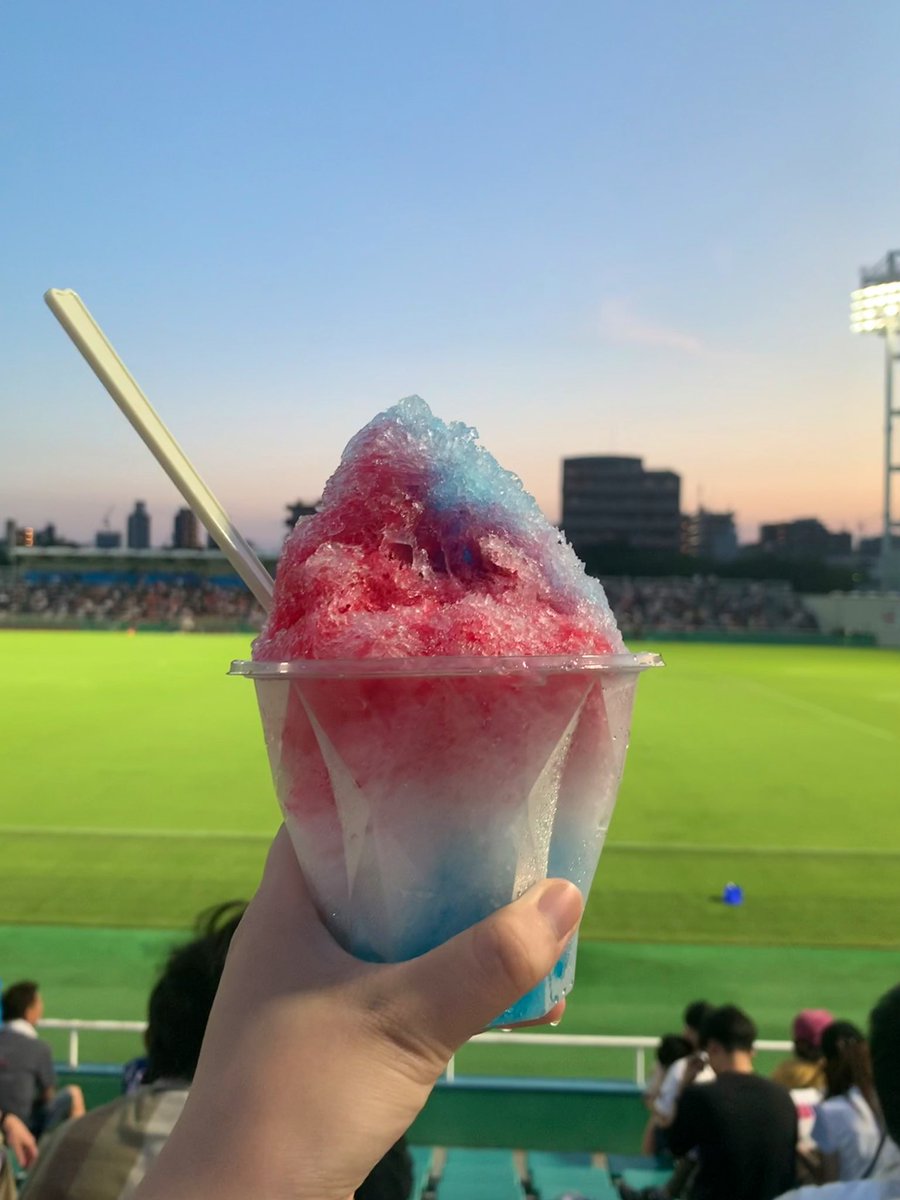 初めてのサッカー生観戦・クリアソン新宿vs沖縄SV⚽️
1-0でクリアソン新宿の勝利✨
とても楽しかったです！

おいしかったかき氷と夕暮れ時のピッチをパシャリ…📸

#クリアソン新宿　#JFL