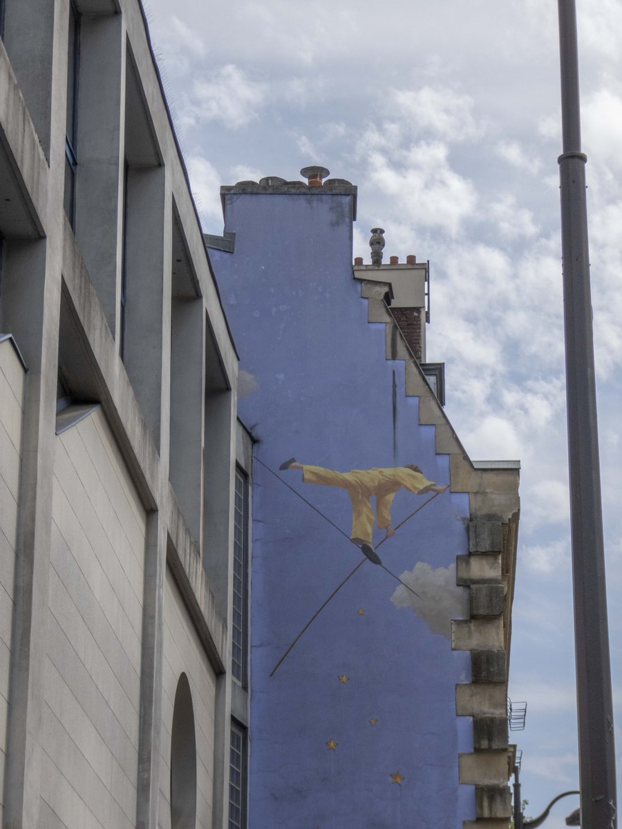 Funambulist

Image on the side of a building on rue des Islettes in the 18th arrondissement.