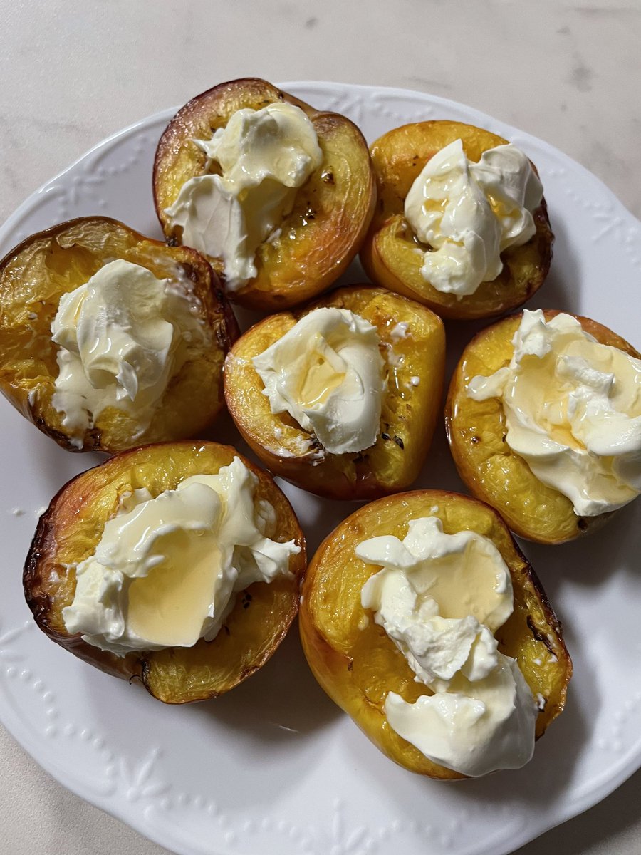 여름 안주. 차가운 샤도네이에 제격. 요새 느무 맛이 없는 천도복숭아 씨 빼고 올리브오일 스프레이 뿌려 소금 살짝 쳐서 에어프라이어 200도 10분. 식혀서 마스카포네 듬뿍 꿀 살짝