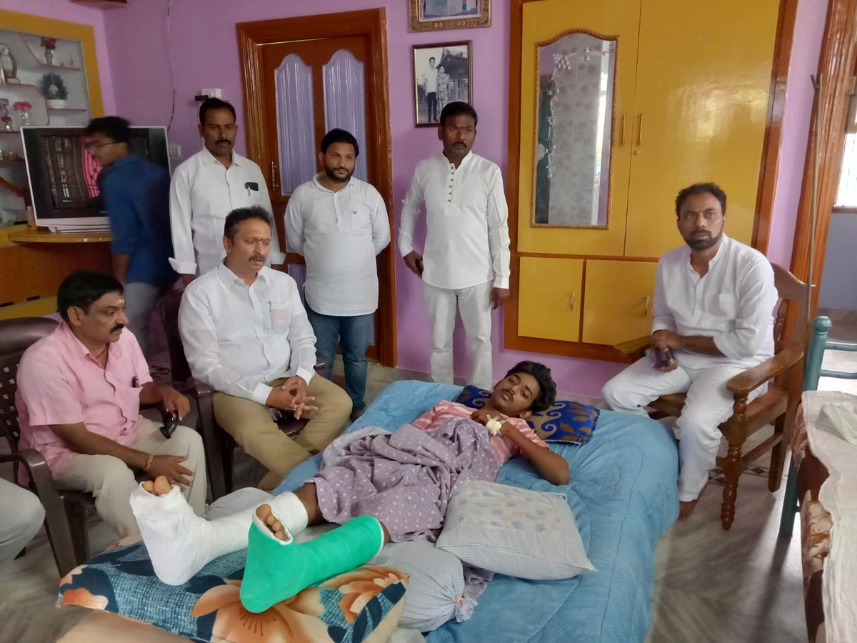 SaiLokeshKumar1's tweet photo. నిన్న చిన్నఓరంపాడు వద్ద బస్సులారీల ప్రమాదంలో బస్ డ్రైవర్ నాగ మల్లేశ్వర ను ప్రభుత్వ ఆసుపత్రిలో మరియు మా ఆత్మీయులు మస్తాన్ గారి కుమారుడు ను పరామర్శించడం జరిగినది.

ప్రాథమిక సమాచారం ప్రకారం ట్యాంకర్ డ్రైవర్ మద్యం మత్తులో డ్రైవింగ్ చేయడం వల్లే ఈ ప్రమాదం జరిగింది. ఇలాంటి ప్రమాదాలు జరగకుండా తక్షణమే చర్యలు తీసుకోవాలని @ysjagan గారు కోరుతున్నాను.

@PurandeswariBJP @blsanthosh