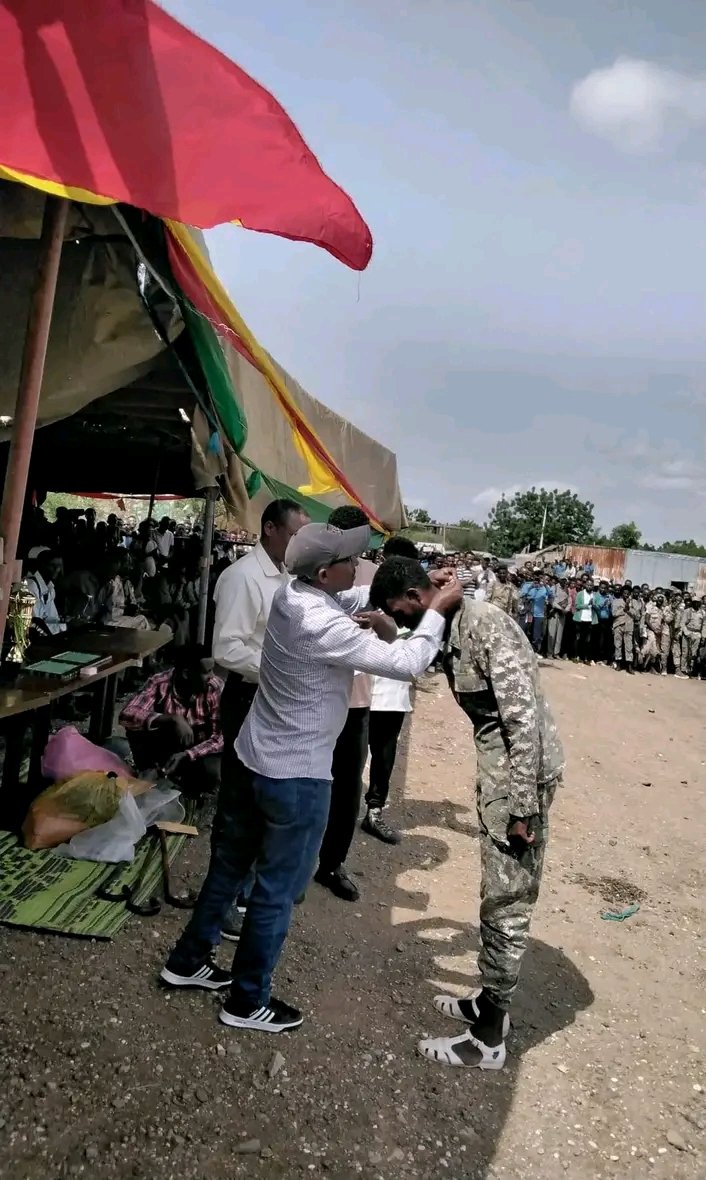 በዛሬው እለት ኤርትራ ሰልጥነው በሑመራ ከተማ የተመረቁት ፋኖዎች የሻዕቢያ ሰራዊትን ዩኒፎርም ለብሰው ወደ ኢትዮጵያ ገብተዋል።
ሻዕቢያ በይፋ ለአሸባሪው ፋኖ የትጥቅና የስልጠና ድጋፍ እያደረገ ወደ ኢትዮጵያ እያስገባ ቀውስ ጠመቃ ላይ እየተሳተፈና