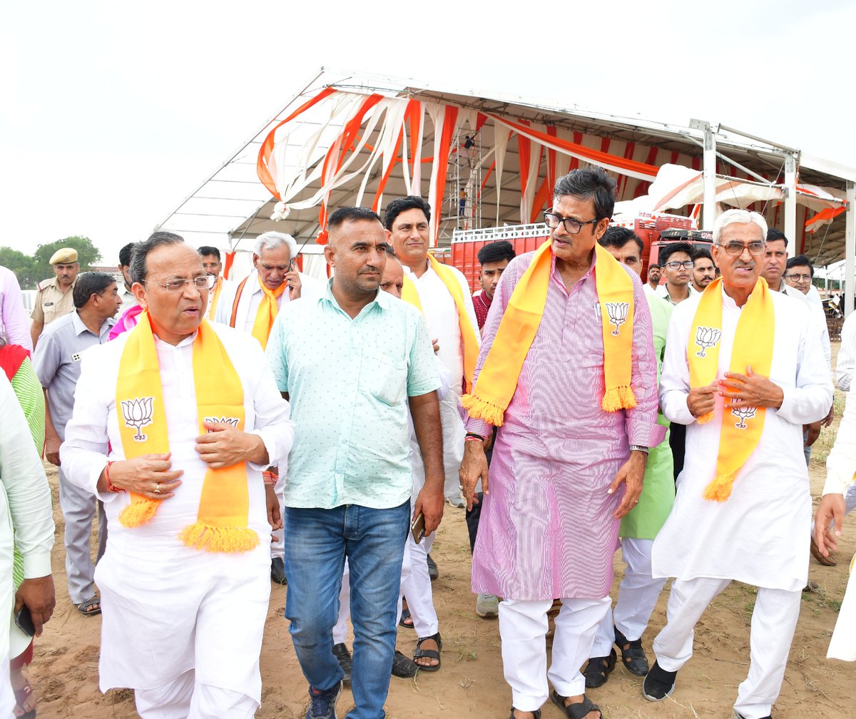 प्रधानमंत्री माननीय श्री <a href="/narendramodi/">Narendra Modi</a> जी की 27 जुलाई को सीकर में आयोजित होने वाली विशाल जनसभा की तैयारियों को लेकर आज भाजपा के राष्ट्रीय महासचिव एवं प्रदेश प्रभारी श्री <a href="/ArunSinghbjp/">Arun Singh</a>  जी के साथ कार्यक्रम स्थल का जायजा लिया। इस दौरान भाजपा पदाधिकारी व कार्यकर्ता बड़ी संख्या में