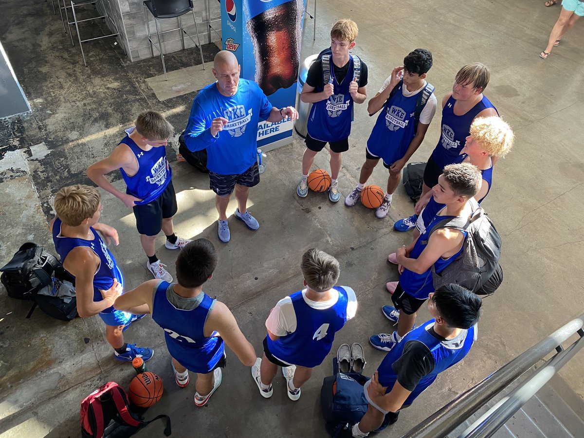 WKE Weekend Complete ☑️🏀

WKE 17U: 4-0
WKE 16U: 4-0

Guys are getting better! 🔵⚪️