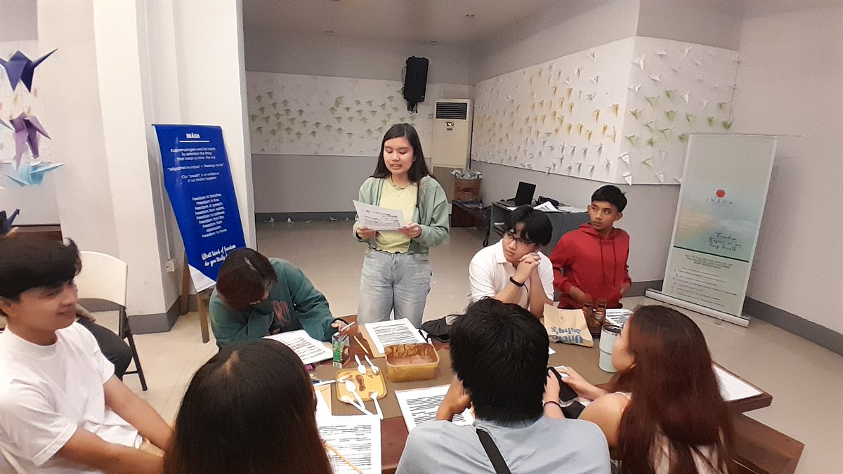 papersoul_ph's tweet photo. Participants read their works and shared their thought processes while creating the poems. 

#BlackoutPoetry #papersoul #workshop #poems #poetry https://t.co/f1C7nvbiQW