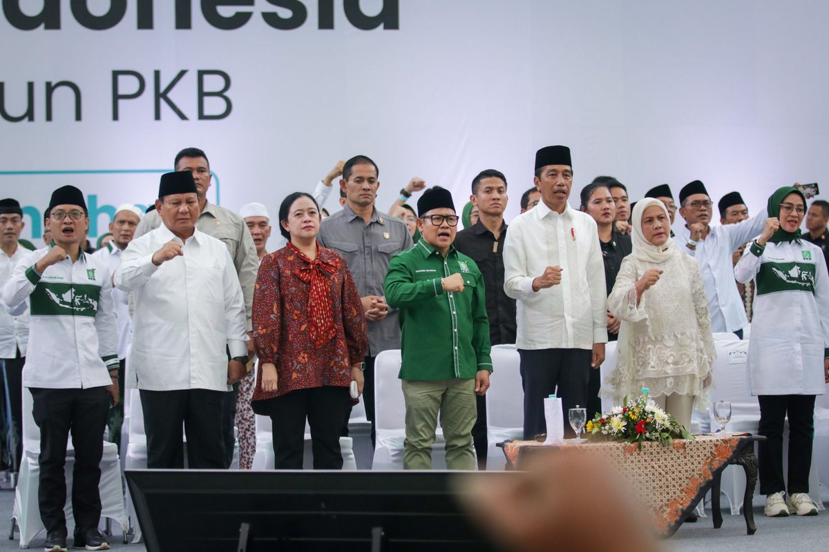 BALAS_BUDI's tweet photo. Hari lahir @DPP_PKB yang ke 25 yang penuh berkah, sarana silaturahmi kader PKB, kader NU, para Kiai dan Santri, wong ndeso serta elemen lainnya.
Berkah untuk kita semua 😇

#1abadNU25thPKB #25thPKB #GusIminPKBsatu 
@cakimiNOW @Bambangelf @zainul_munas @prabowo @gaspoll2024 https://t.co/cISSN9Zxxy