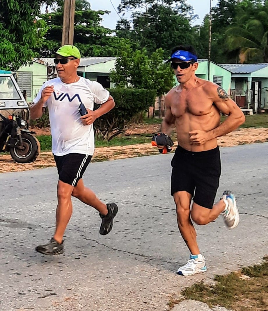 Ayer parte del Cuban Trail Team espirituano  realizaron carrera, desde #SanctiSpiritus hasta #LaSierpe, en homenaje a los héroes y mártires de los  sucesos del Saratoga y los Supertanqueros de #Matanzas fueron recibidos y  atendidos por los compañeros de la Cruz Roja y el INDER.