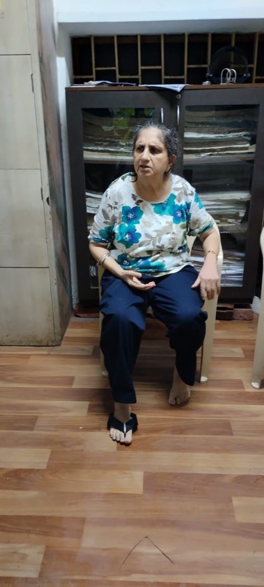anupamapatnaik's tweet photo. If anyone knows who this lady is kindly contact lonavala police station or (9371365079)......She is unable to mention her address because she is speaking some Sindhi words only....perhaps she stays in mumbai . https://t.co/qD7SeJWvmR