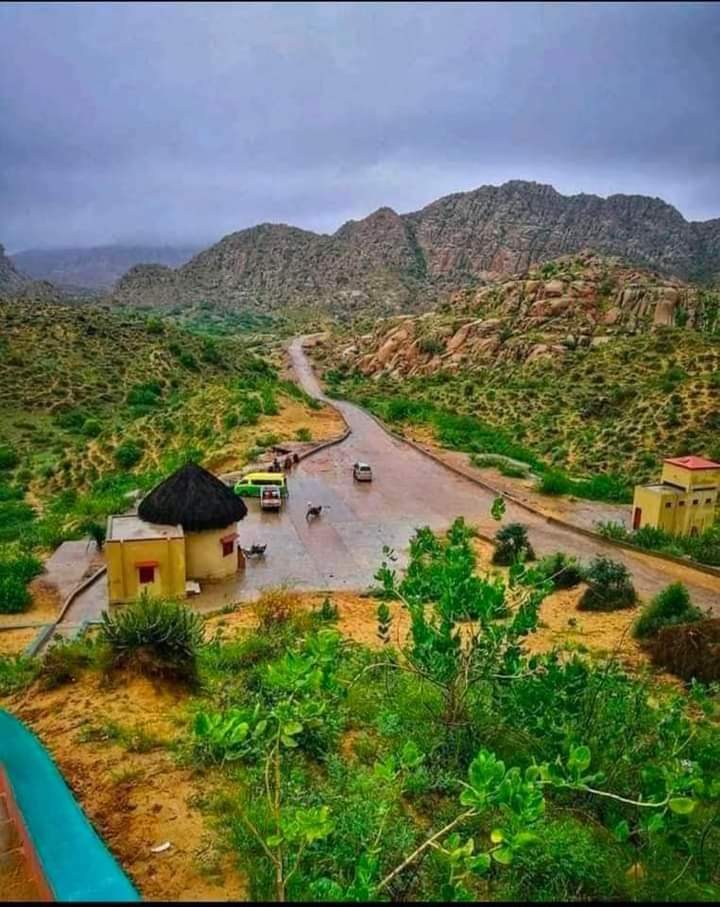 BalochHafeez201's tweet photo. کیرتھر سے کارونجھر تک سندھ کی زمینیں سندھ کے پہاڑ سندھ دریا سندھ کی ندیاں سندھ کے جزائر سندھ کا ساحلی پٹی نیلامی پہ رکھے گئے ہیں بولیاں لگ رہی ہیں، سندھ کا شعور سندھ اہل دانش کیوں چپ ہیں، سندھ کے اہل سیاست کے اسٹینڈ لینا ہے مگر کہاں ہیں؟
#SaveKirtharNationalPark
#SaveKaroonjhar https://t.co/UrCWfsrhgP
