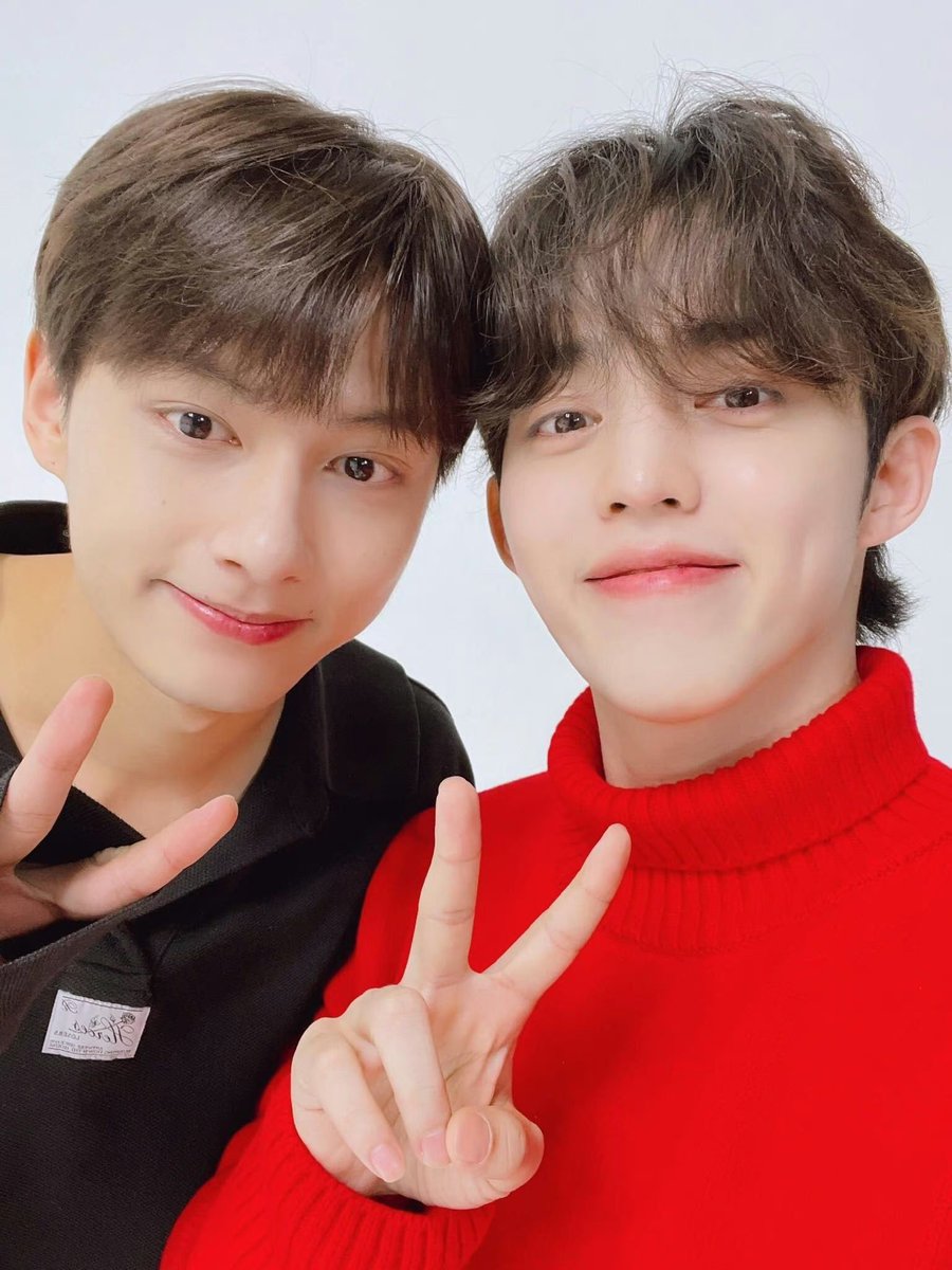 준이랑 찍은 사진들 전부 승철이 넘 말랑말랑🤍