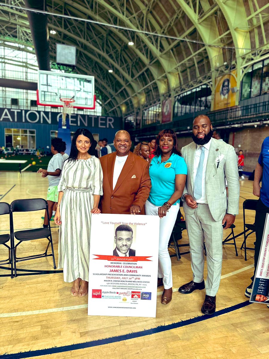 InnaVernikov's tweet photo. Last week I was honored to attend a scholarship presentation in memory of James E. Davis. @GeoffreyADavis you are doing a wonderful job carrying on the legacy of your brother with your work through James E. Davis Stop The Violence Foundation. https://t.co/2fveoqNy5p