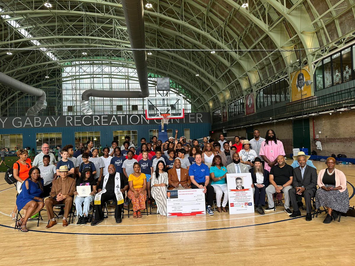 InnaVernikov's tweet photo. Last week I was honored to attend a scholarship presentation in memory of James E. Davis. @GeoffreyADavis you are doing a wonderful job carrying on the legacy of your brother with your work through James E. Davis Stop The Violence Foundation. https://t.co/2fveoqNy5p