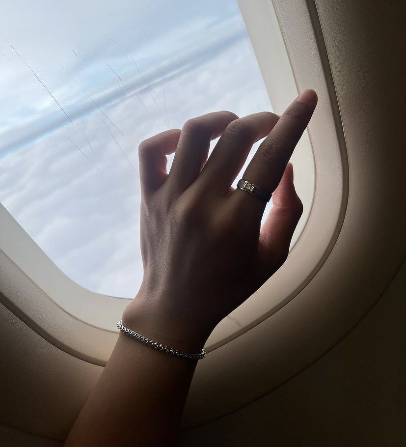 thetaleofEM_vn's tweet photo. Did Mixxiw wore the ring Vietnam FC gave him last year during his return to Vietnam? 😭😭😭😭
I can't make sure 100% but I think it’s that ring 🥺

#Mixxiw
#EarthMix https://t.co/LWDWTSgrV3