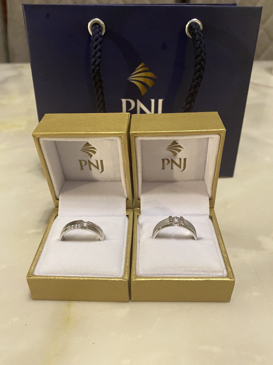 thetaleofEM_vn's tweet photo. Did Mixxiw wore the ring Vietnam FC gave him last year during his return to Vietnam? 😭😭😭😭
I can't make sure 100% but I think it’s that ring 🥺

#Mixxiw
#EarthMix https://t.co/LWDWTSgrV3