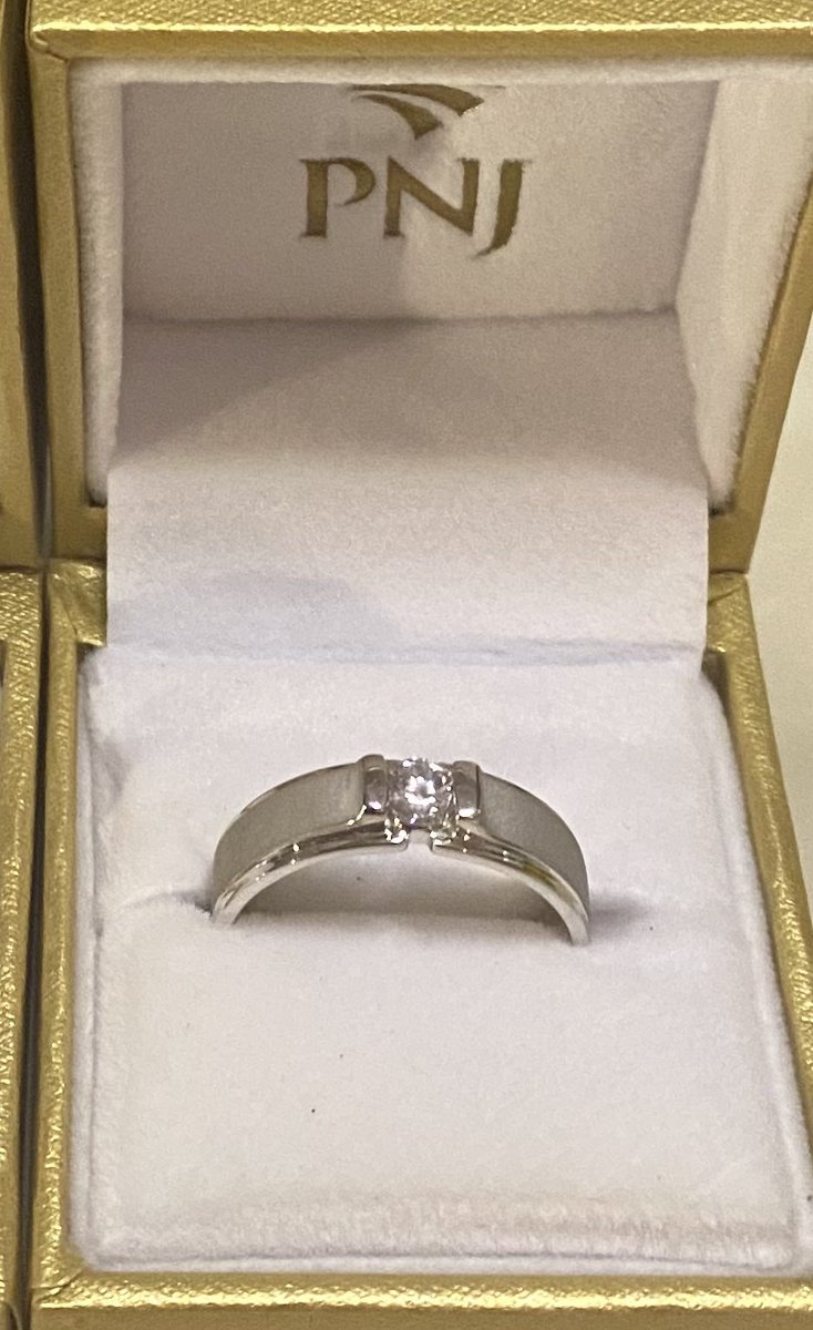 thetaleofEM_vn's tweet photo. Did Mixxiw wore the ring Vietnam FC gave him last year during his return to Vietnam? 😭😭😭😭
I can't make sure 100% but I think it’s that ring 🥺

#Mixxiw
#EarthMix https://t.co/LWDWTSgrV3