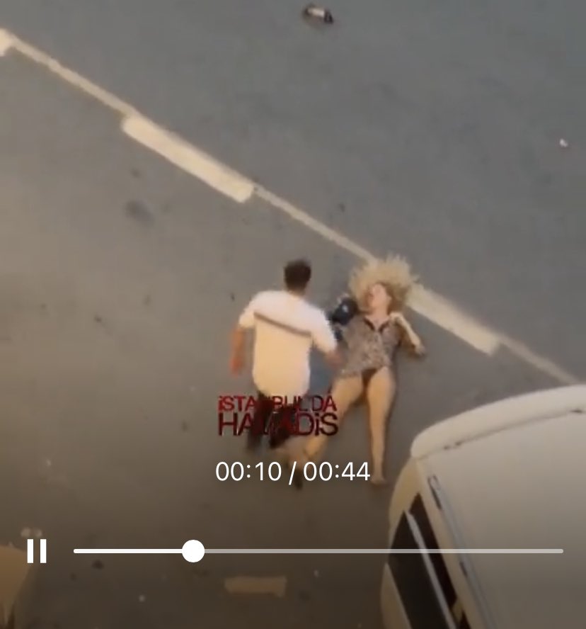 Kadını işkence ile bayıltmış, etrafa tehditler yağdırıyor, içeri çektiği minibüste başka şüpheli erkekler de var. Zalim  varlık ,kadını sürükleyerek içeri çekiyor, diğerleri de araca almasına yardım ediyor . Bu zalimler iki gün sonra serbest kalmayacaklarını bilmeli, bunlar