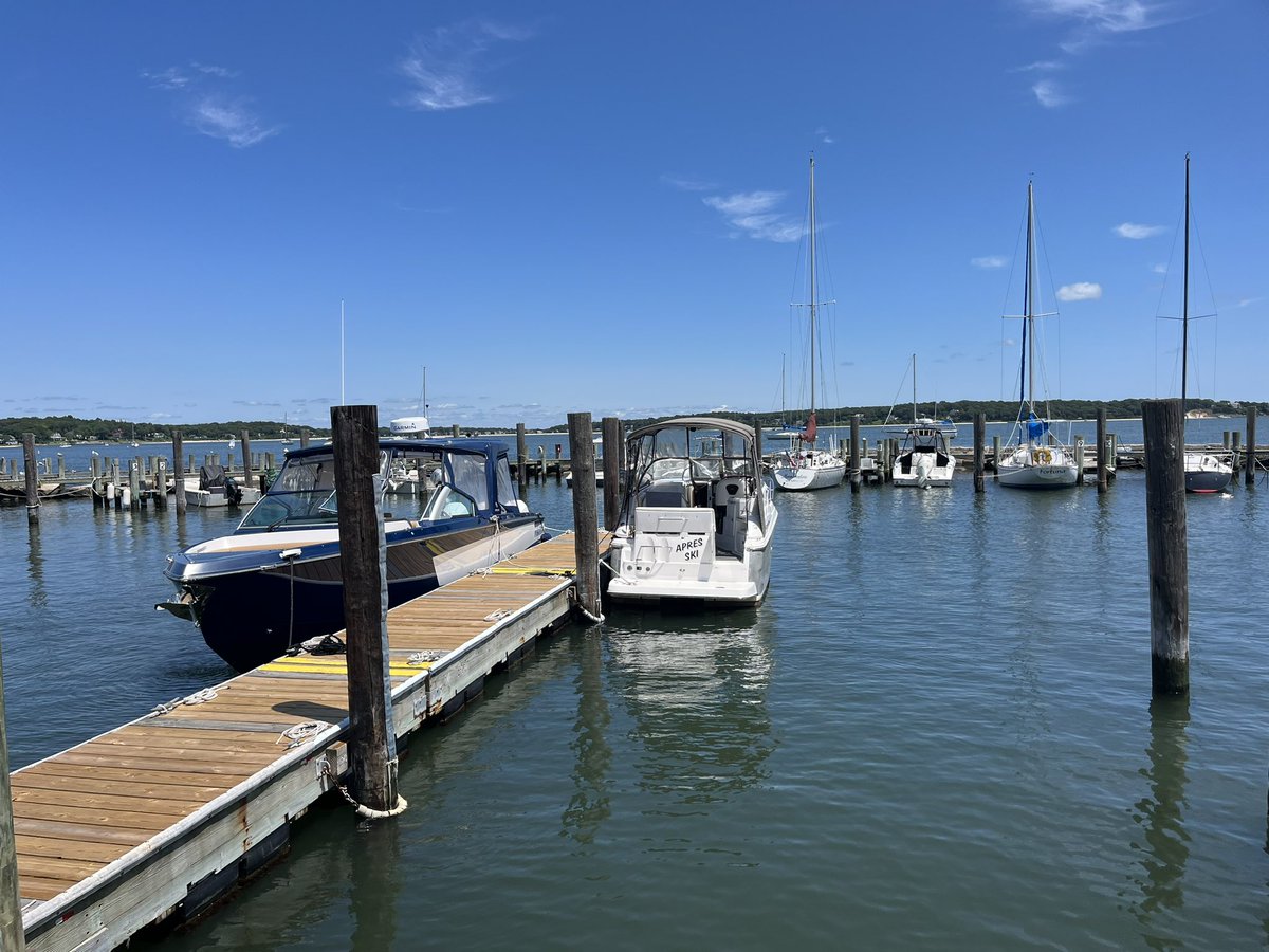 29watersedge's tweet photo. A straight shot across the bay from the home, dock-to-dock in 30 minutes, you’ll find a north fork hidden gem — New Suffolk waterfront &amp; beach. 💎 🏝️ 🛥️ #hamptonsrentals #northforker #boatlife⚓️ https://t.co/aiQImjwmuI