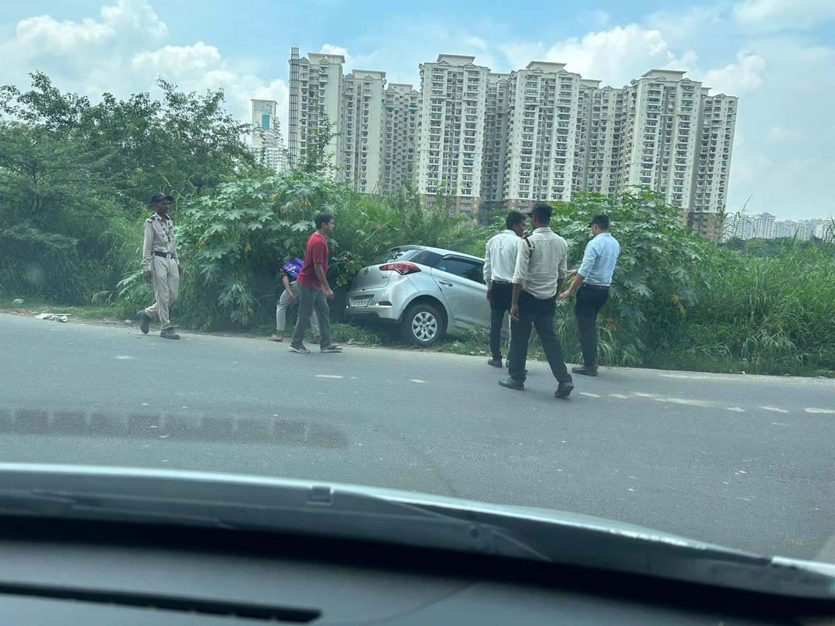 Gurinde37021746's tweet photo. @CeoNoida Dear Sir, Please look into this, Due to narrow road in front of Elite Golf Green, Sector 79,Noida, and Vedvan Park heavy crowd, every day Jam and accident. https://t.co/0Z1p6b23Qv