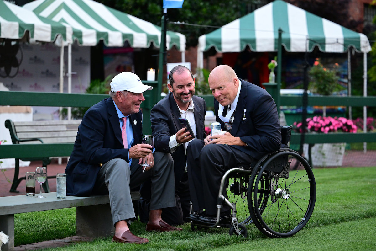 TennisHalloFame's tweet photo. A night we won't soon forget honoring Esther and Rick, alongside friends, family, and supporters 💚✨
#EnshrinementWeekend
📸 @BENSOLOMONPHOTO https://t.co/KlJh0latnW