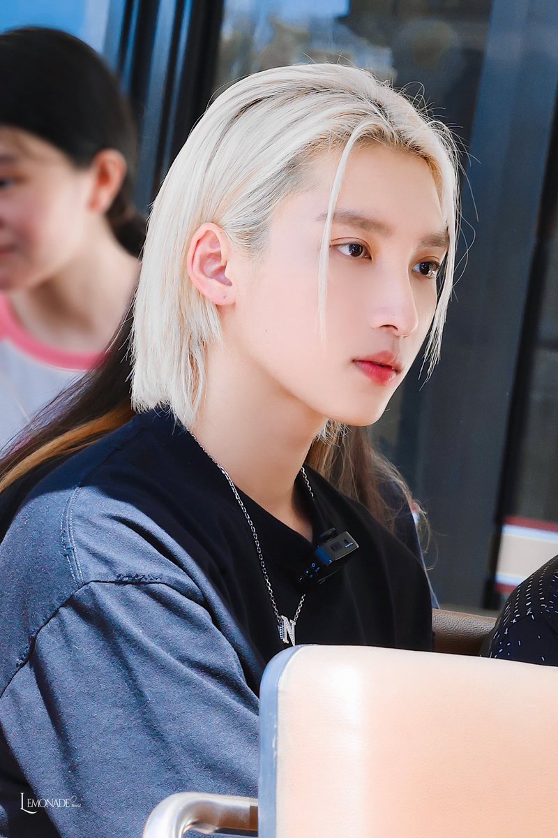 Noeul_lee6's tweet image. เล่น twitter มากไปหน่อย ตาเป็นสีฟ้าเลย 5555 #BoNoh #MagentaBoy #Noeulnuttarat