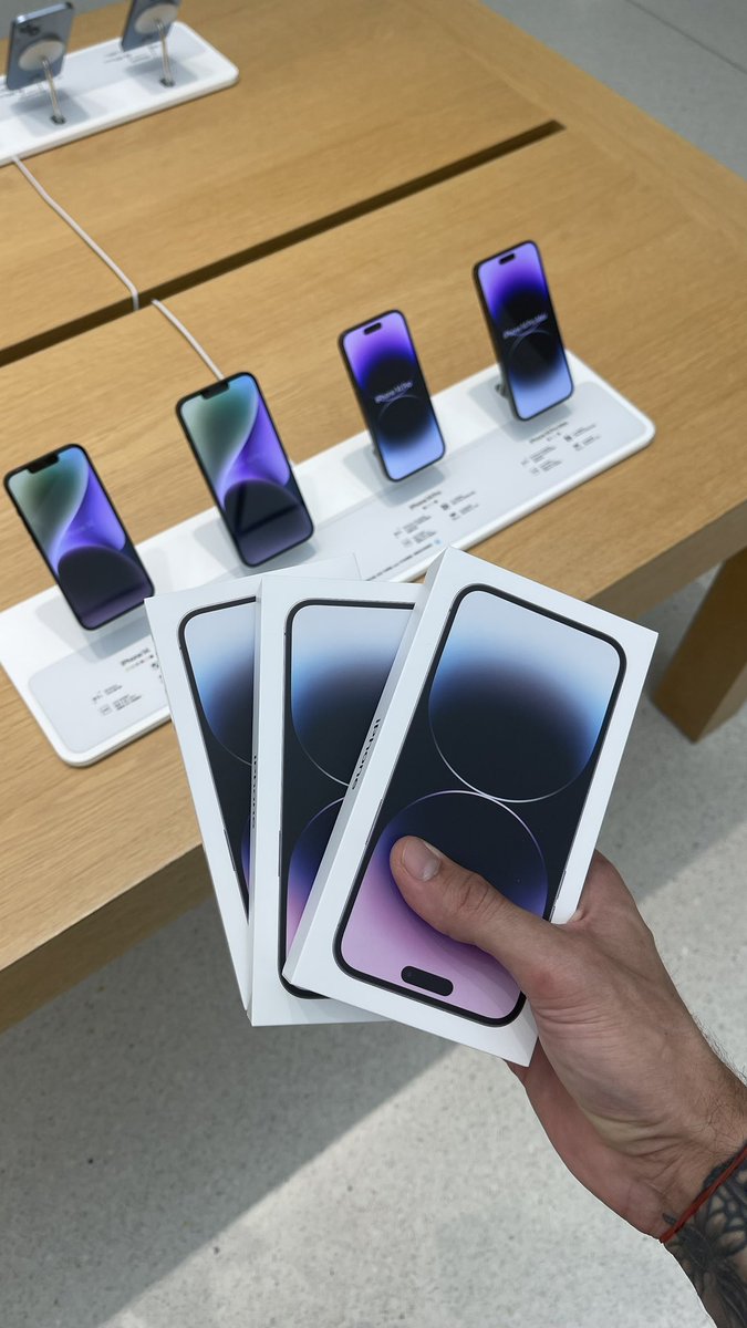 ilknkrmn's tweet photo. Tayvan'da büyük alışveriş yaptım arkadaşlar! Fiyatlar bizim ülkeye göre çok altta kalıyor. Apple a saldırdım 3 tane iphone aldım ve daha neler neler... Son videomuzu izlemediyseniz mutlaka aşağıdaki linkten gözatın. Elektronik AVM de  cepleri boşalttık !

https://t.co/tGSE1ZgCQc https://t.co/ryMDH8L0VD