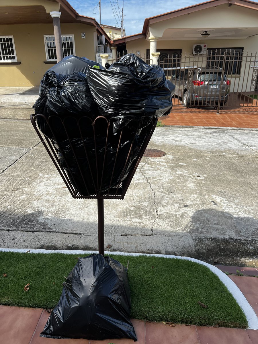CrislyFlorez's tweet photo. Yo quiero saber si @revisalud va a dejar de cobrarnos la tasa de aseo estos 2 meses de desastre que nos tienen sin recoger la basura como se debe, vienen una semana si y 2 no. No se aguantan las moscas y los gusanos. @MINSAPma #Ayuda #Insalubridad @revisalud https://t.co/fvFdW2d5lW