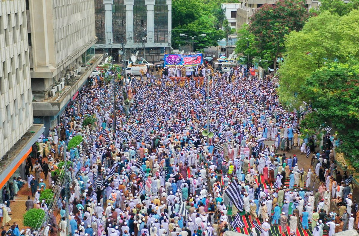 ZahidSHashmi's tweet photo. کراچی پریس کلب پر قرآن کریم کے محافظوں کا تاحد نگاہ سمندر۔
#حرمت_قرآن_ریلی https://t.co/Lp8QhaZgzO
