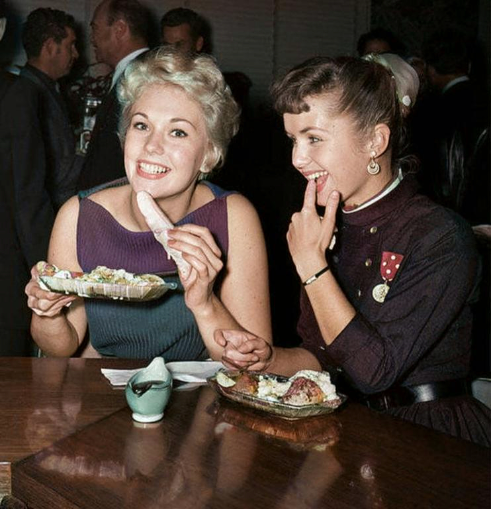 Kim Novak and Debbie Reynolds eating banana splits (1953) #classichollywood #kimnovak #debbiereynolds vist.ly/6a42