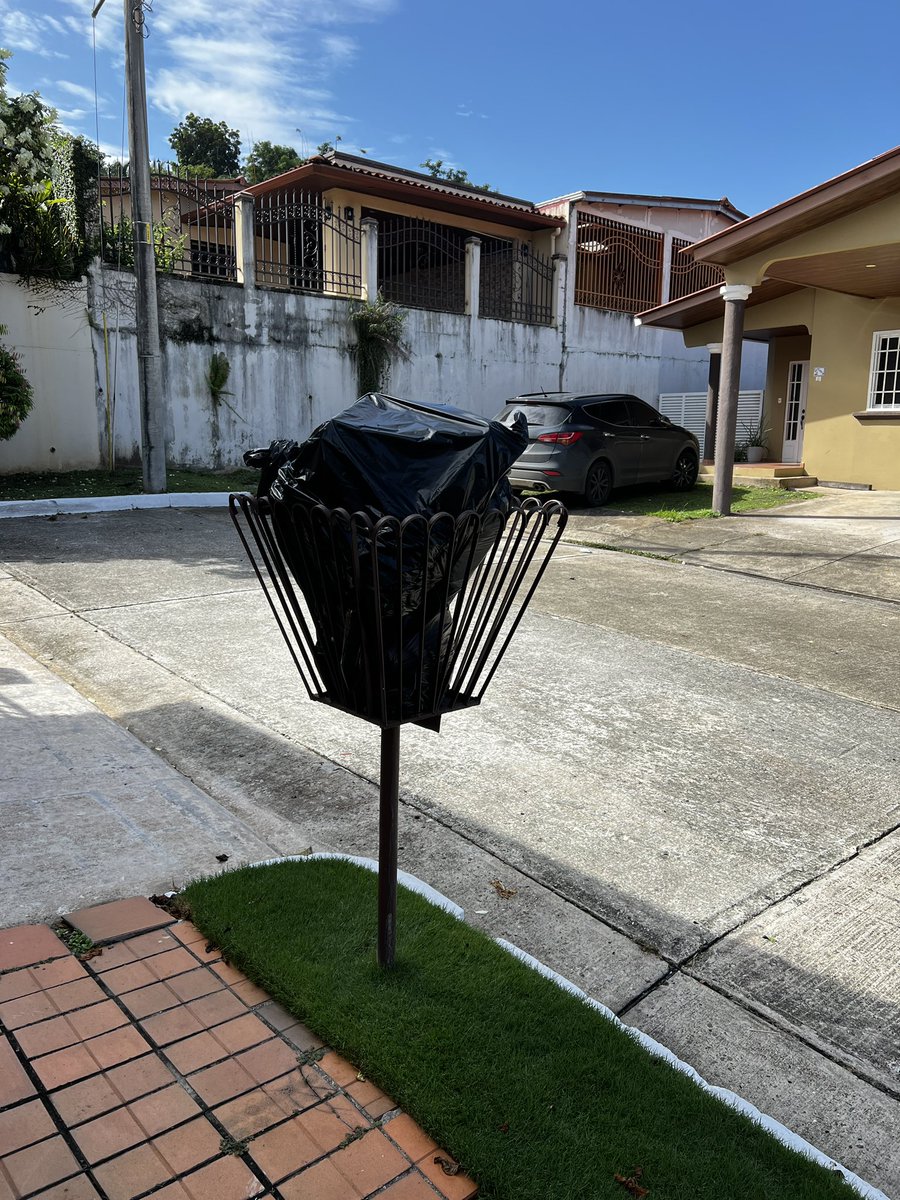 CrislyFlorez's tweet photo. En @BrisasdelGolf no se aguanta con tanta basura donde está @revisalud @musamicontigo tenemos 2 semanas sin recolección y las moscas y gusanos se desbordan. Tendremos que pagar recolector privado? Que @revisalud no cobre el servicio que no da. #Ayuda #Insalubridad https://t.co/GUz4jtWx8Q