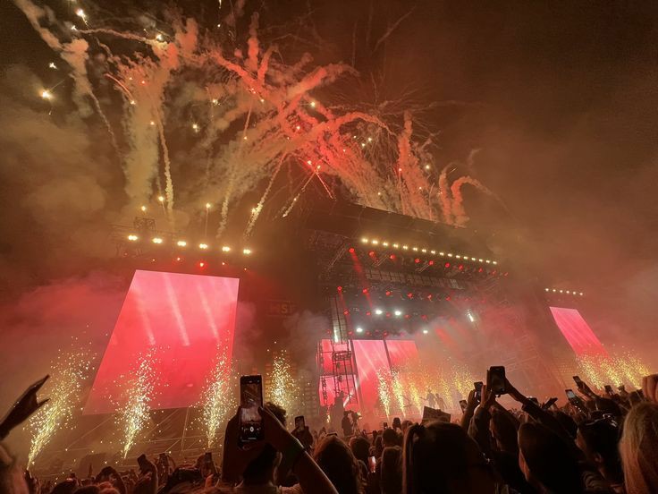 fineelinexwalls's tweet photo. the best final shows in Italy ❤️ https://t.co/dasjenVSTC