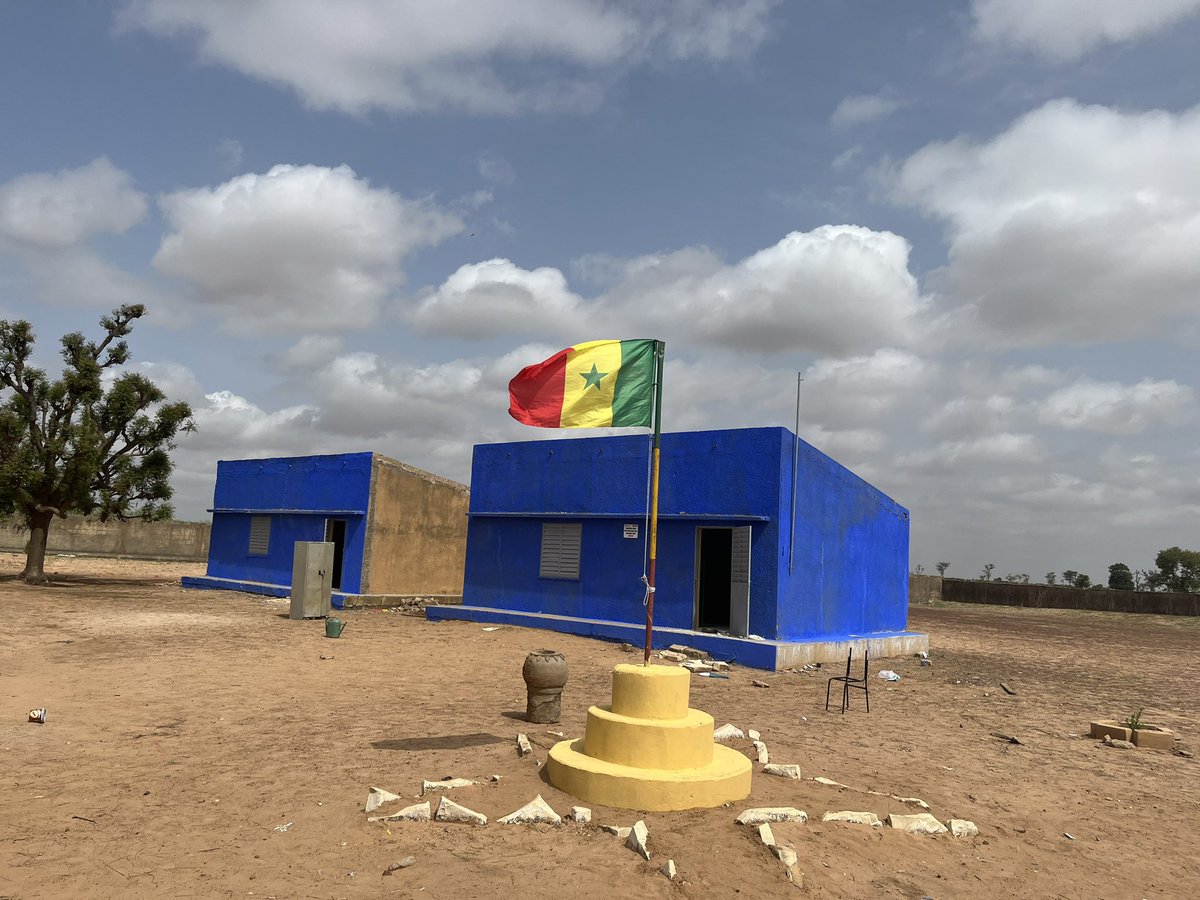 Pendant 3 jours nous étions dans la région de Thies plus précisément au village de Ngollar Sérére pour faire ce que nous faisons de mieux du service à la communauté au total 60 jeunes sénégalais ont donné 72h de leurs temps pour les enfants de Ngollar pour nous L’education reste