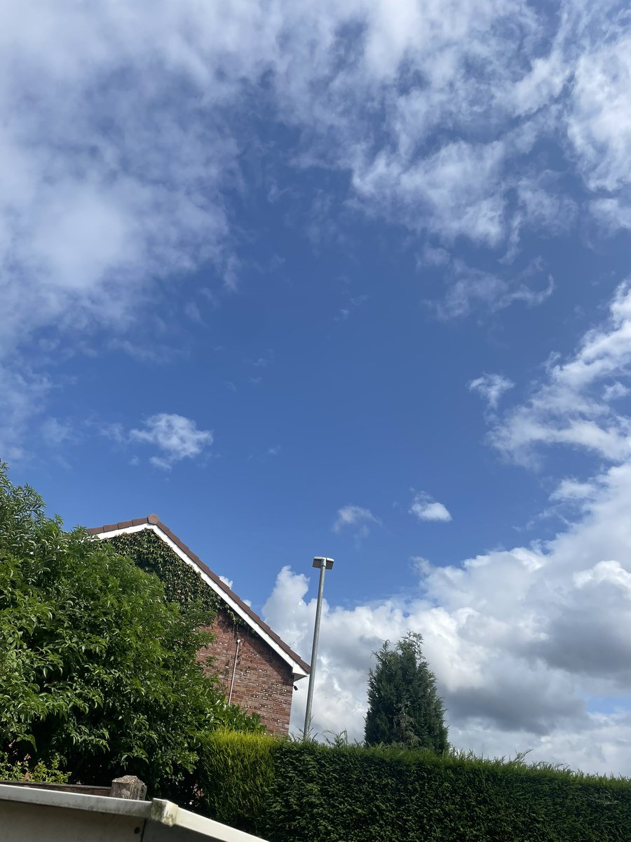 paul_brad1's tweet photo. @bbctms 40 miles away in Newcastle under lyme.   It’s not rained here since 10.30 https://t.co/PGi70VgAHE