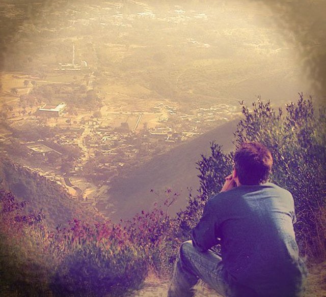 "من يبلغ الأحبة أن الشوق أضناني"