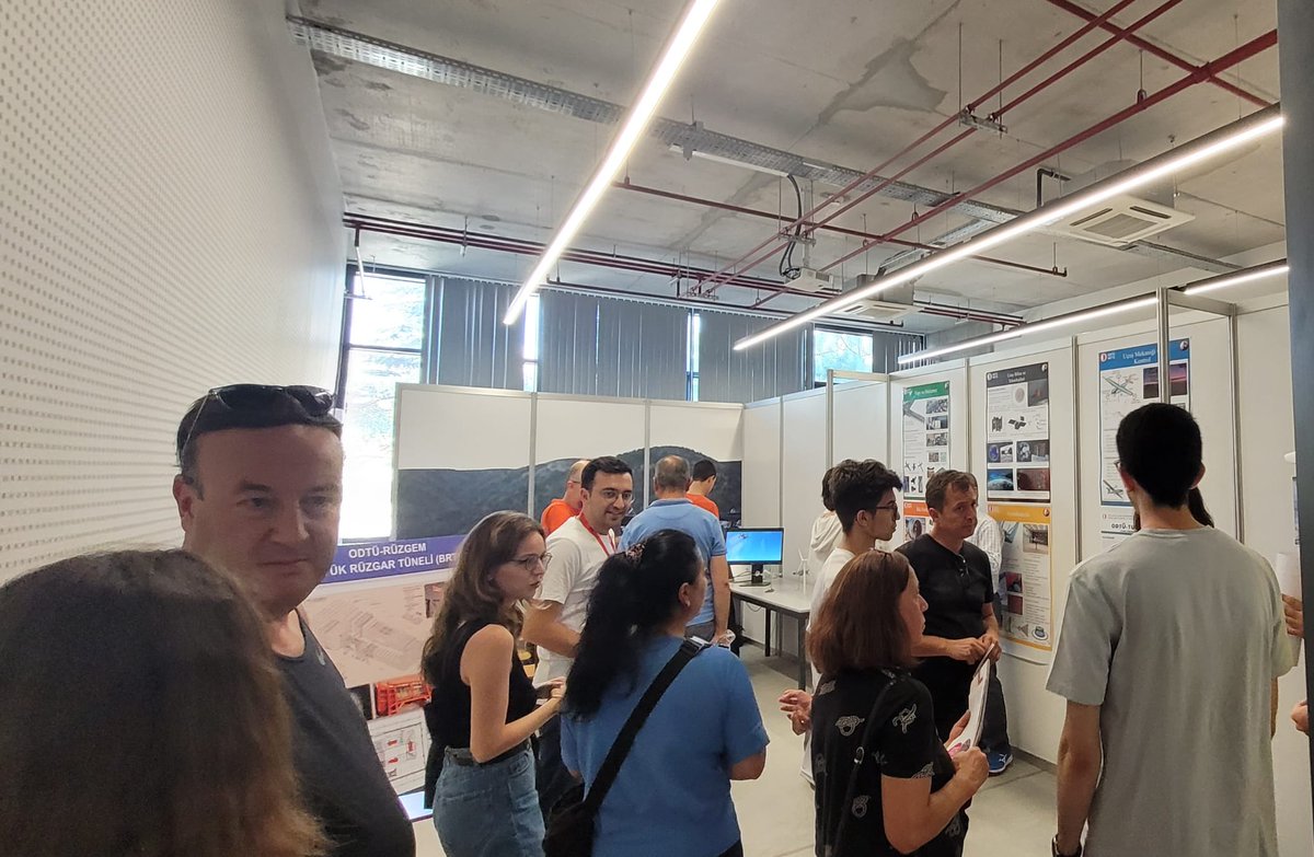 Adaylarımızın yoğun katılımıyla tercih fuarında bir günü daha geride bıraktık. Adaylarımız laboratuvarlarımızı, hangarı ve RÜZGEM'i gezme fırsatı buldular. Fuara katılamayan adaylarımız qr kodu okutarak bölümümüz hakkında bilgi alabilirler. #Tercih2023 #yks23 #ODTÜ #ykstercih