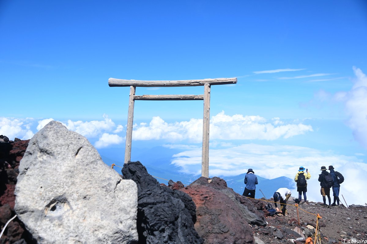 tatsuiro19's tweet photo. 富士山頂
一眼レフを命がけで持っていきました(笑)

#富士山 #富士山頂 #ニコン #Nikon780
#山頂の景色 #写真好きな人と繋がりたい https://t.co/TUk9VwSD1r