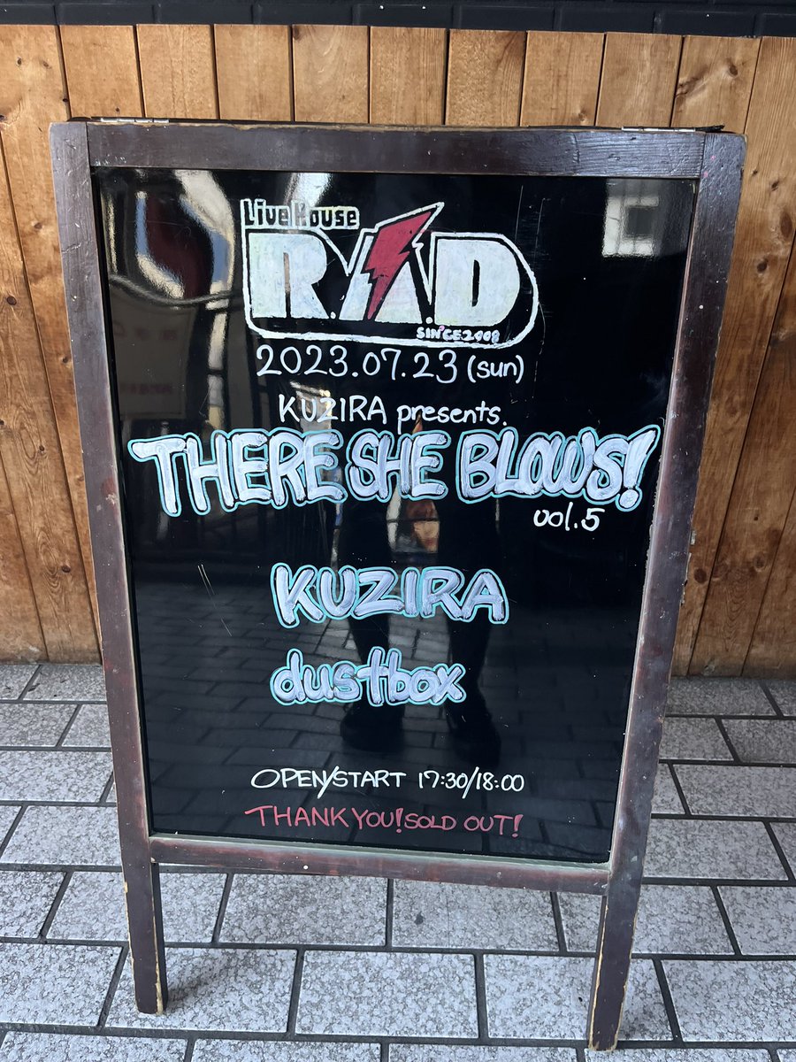 rock_yuya8's tweet photo. 7.23(日)
KUZIRA×dustbox
"There She Blows!" vol.5 
栄R.A.D

今日行くことが出来てほんと良かった😆
KUZIRAもdustboxも最高だった🔥

コラボ見えたのも、セトリ変えてのBOXも激アツでした🔥🔥🔥

変える前のセトリも気になるけど笑

灼熱のライブハウスが1番大好きだ✨ https://t.co/LX5ZktNmLS