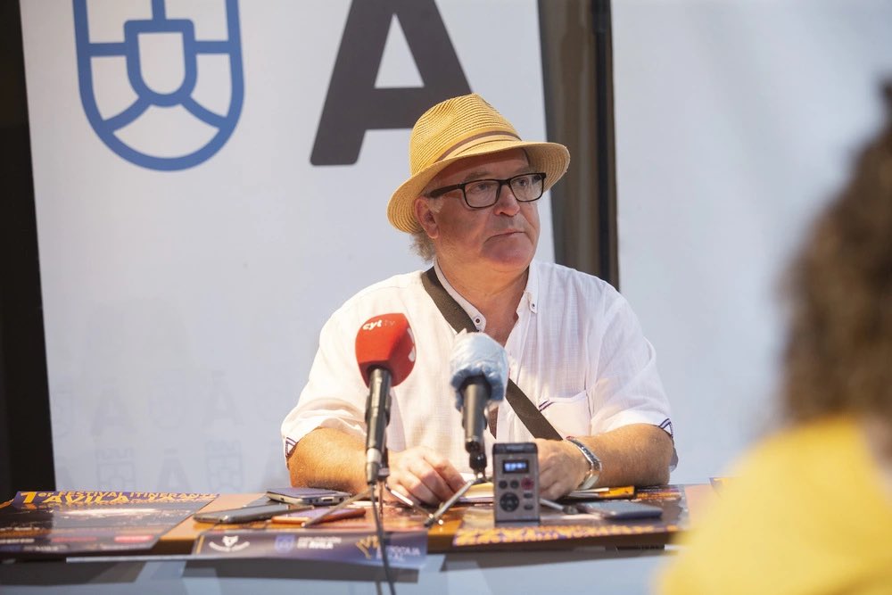 Esta vida tiene mucho de dolor y de crueldad, sin explicación ni sentido, y no, no nos enseñan nada, ni nos hacen más fuertes. 
Hay que llorar. Y punto. 
Es la única forma de calmar el dolor. 
¡Siempre Emilio!
Las penas con vino. <a href="/asa_avila/">Sumilleres avila</a> #Ávila 
Foto <a href="/diario_de_avila/">Diario de Ávila</a>