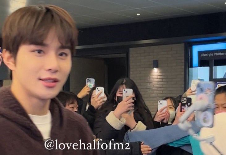 zeusperior's tweet photo. Jungwoo of the day https://t.co/7dTDZAvS1U