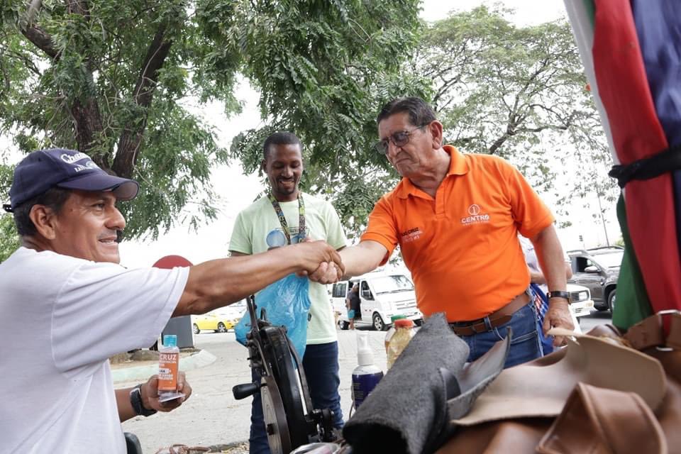 AtilioCruz58's tweet photo. ¡DURÁN CON CENTRO DEMOCRÁTICO! 🧡✅

Muchas gracias Durán por las muestras de apoyo y cálida acogida. #AtilioCruz🤝¡VAMOS A DAR UN GIRO A LA ASAMBLEA! 

#AsambleistaProvincial #Distrito3 #centrodemocratico #Votatodo1 #JanTopicPresidente https://t.co/8A4nDDlBaZ