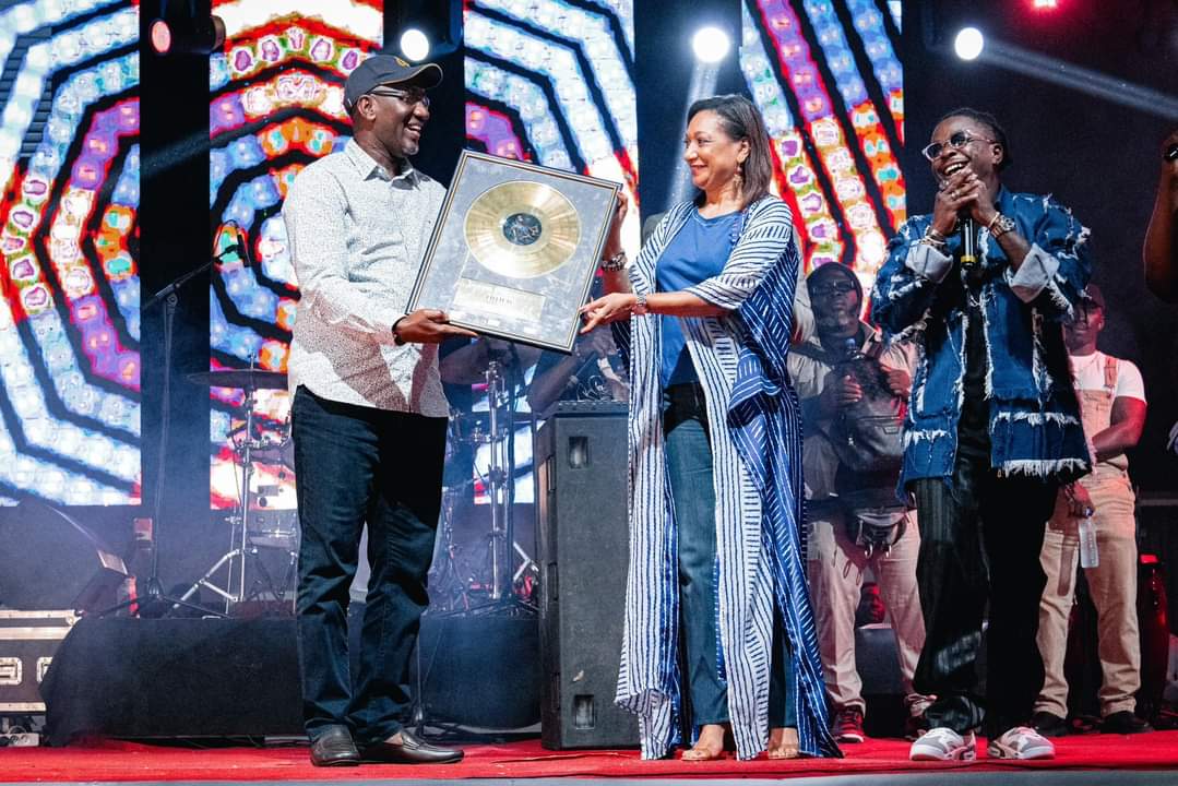 RadioCiv's tweet photo. Culture | Musique
L’album «Mojo Trône II (Histoiry)» de Didi B est certifié Disque d’Or Ivoirien🇨🇮 pour plus de 10 000 Ventes📀 et plus de de 50,000,000 Streams.
⭐️Premier Disque d’Or📀 Ivoirien du Rap Ivoire🇨🇮
Félicitations #Mojaveli , #Shogun.
#rapivoire #RadioCIv #RTIMusique https://t.co/omKegtcnY4