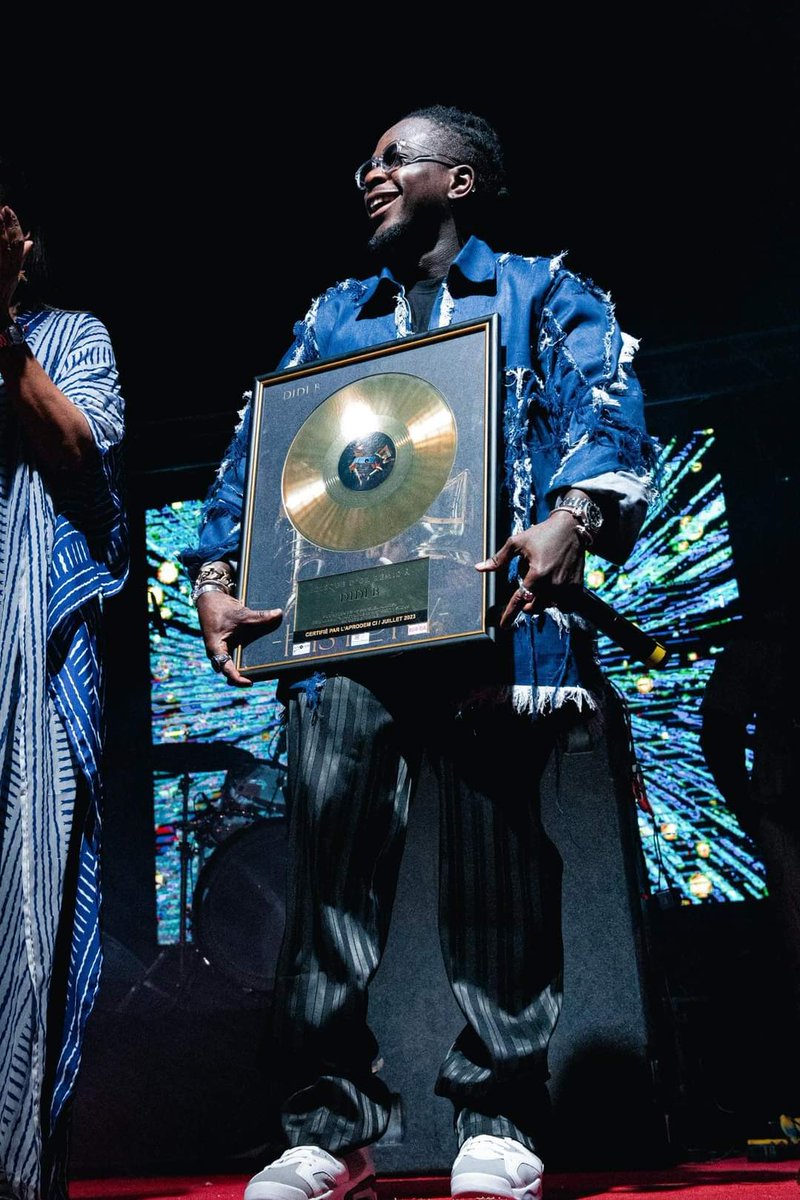 RadioCiv's tweet photo. Culture | Musique
L’album «Mojo Trône II (Histoiry)» de Didi B est certifié Disque d’Or Ivoirien🇨🇮 pour plus de 10 000 Ventes📀 et plus de de 50,000,000 Streams.
⭐️Premier Disque d’Or📀 Ivoirien du Rap Ivoire🇨🇮
Félicitations #Mojaveli , #Shogun.
#rapivoire #RadioCIv #RTIMusique https://t.co/omKegtcnY4