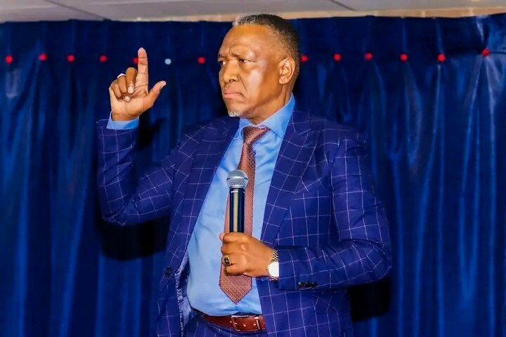 rlw_za's tweet photo. Sunday service https://t.co/J46Y1Zq9ko