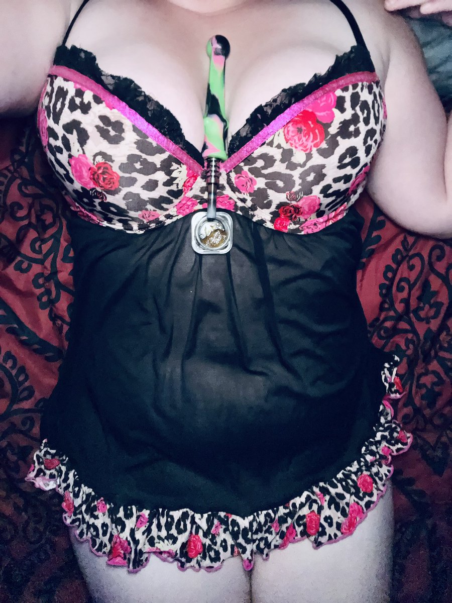 daddysbrat94's tweet photo. Waiting for daddy to come take our morning dab! 
#morningdab #stoner #milf #nsfw_twt #fanslybabe #tease #daddysbrat https://t.co/V76XpTNYd1