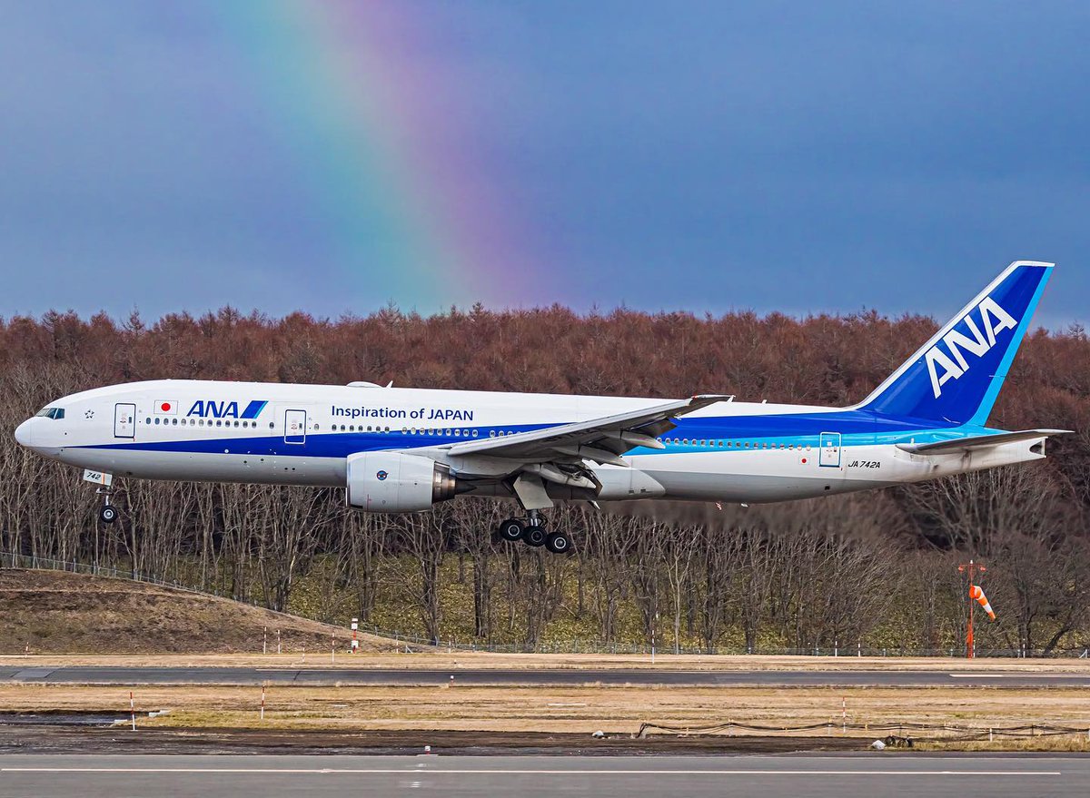 FlyANA_official's tweet image. ANA with a side of Rainbow. ✈️🌈
📷: Thank you to IG user vel112562 for the great photo!

#Regram #FlyANA #AllNipponAirways
