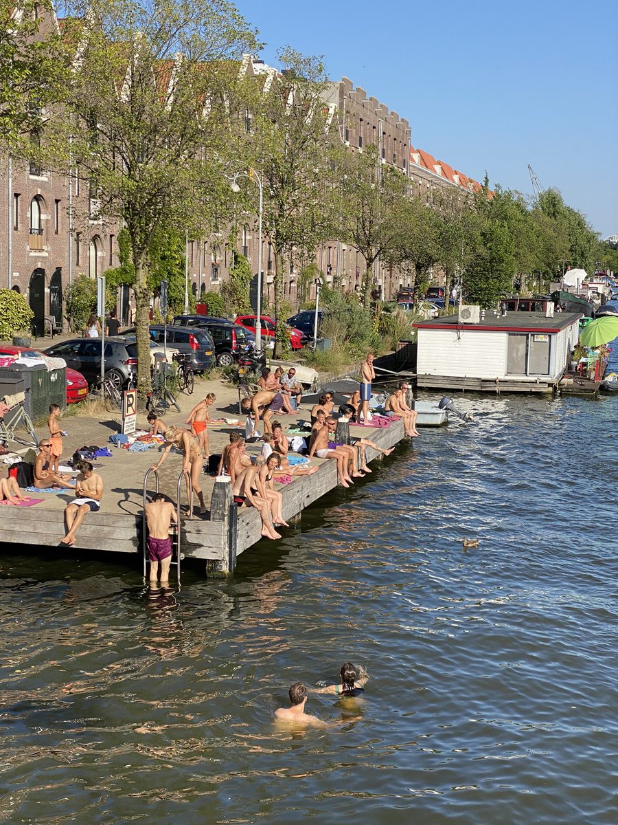 Het kleine improvisatie- en enige openluchtzwembad van de hoofdstad -Flow- bleek dicht te moeten. Intussen in Kopenhagen en Amsterdam. Brussel zorgt slecht voor haar mensen @rudivervoort . Een regering zonder slagkracht, visie of ambitie.