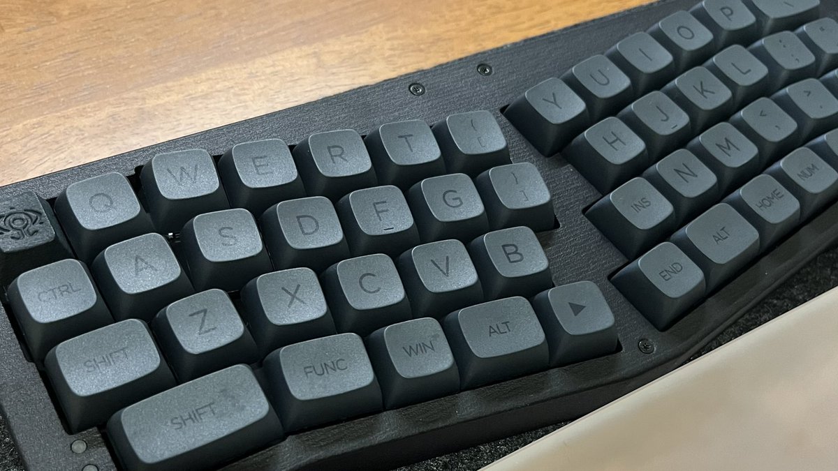 ay4toh5i's tweet photo. Lain :OVERLAY alter
XDA V2 Gentleman Dye Sub PBT
念願のlain overlay
今日届いたので早速組んだ。
#lain
#lain_kbd https://t.co/pkOPuJPohy