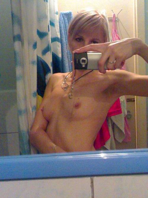 AmyFull70481684's tweet photo. Covering her kitten for a sexy selfie 💕 
baby , come to my profile and follow me https://t.co/Gkl4VHNimU